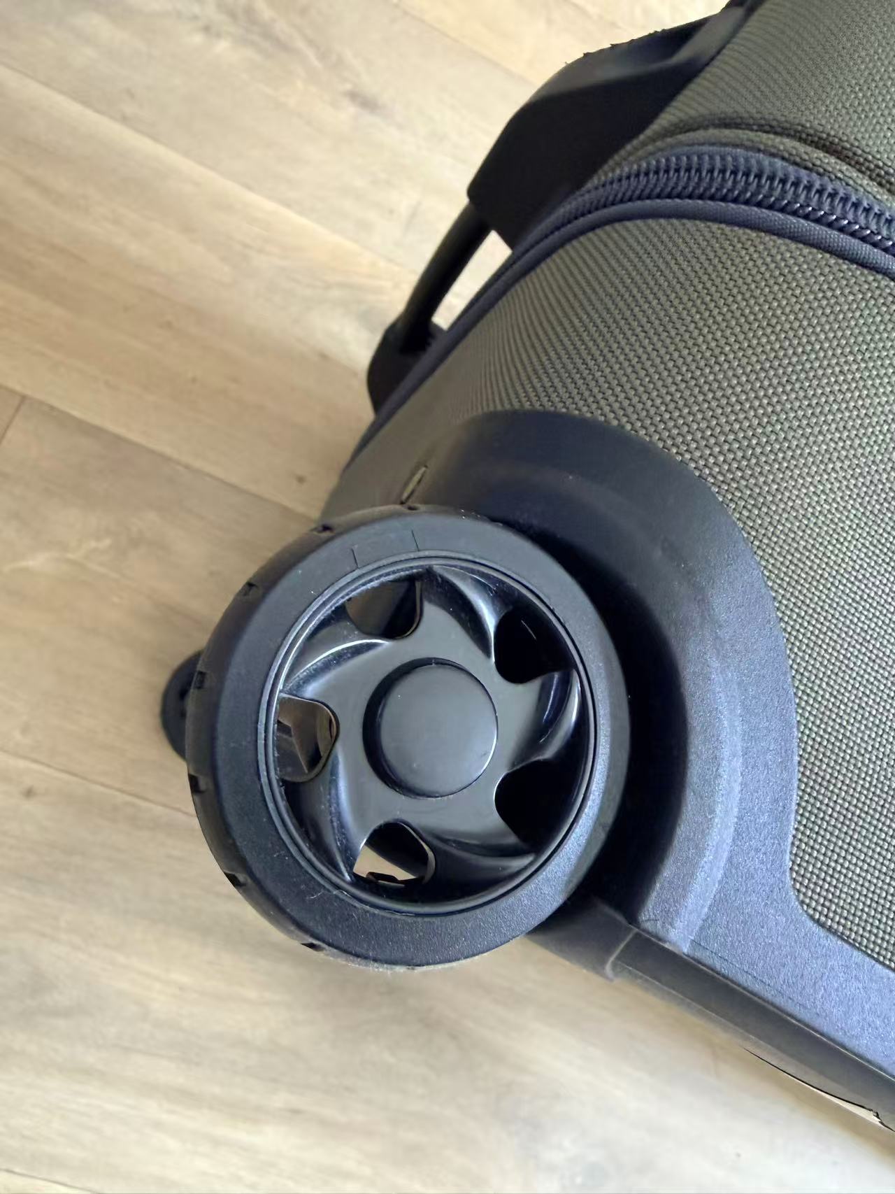 Hoyt Ventum Pro 30  (Carrying an Everest 44 bow case, 99% new condition. Unpacked and only used for storing the bow.）